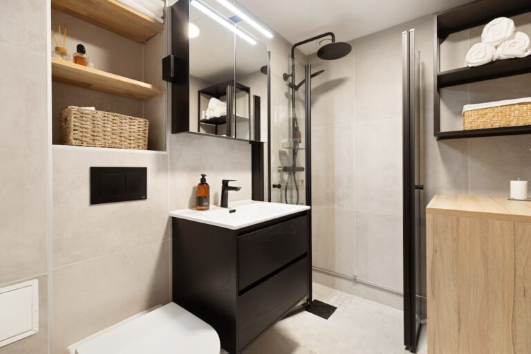 Photo bathroom shelves