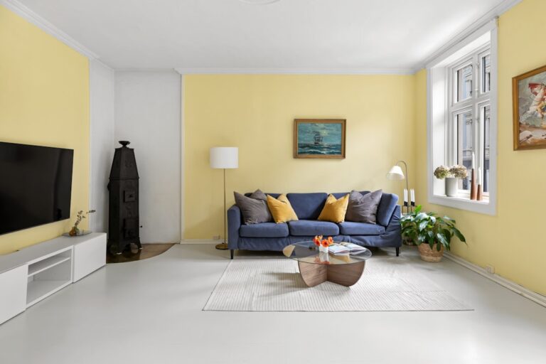 Photo clean white furniture yellowed