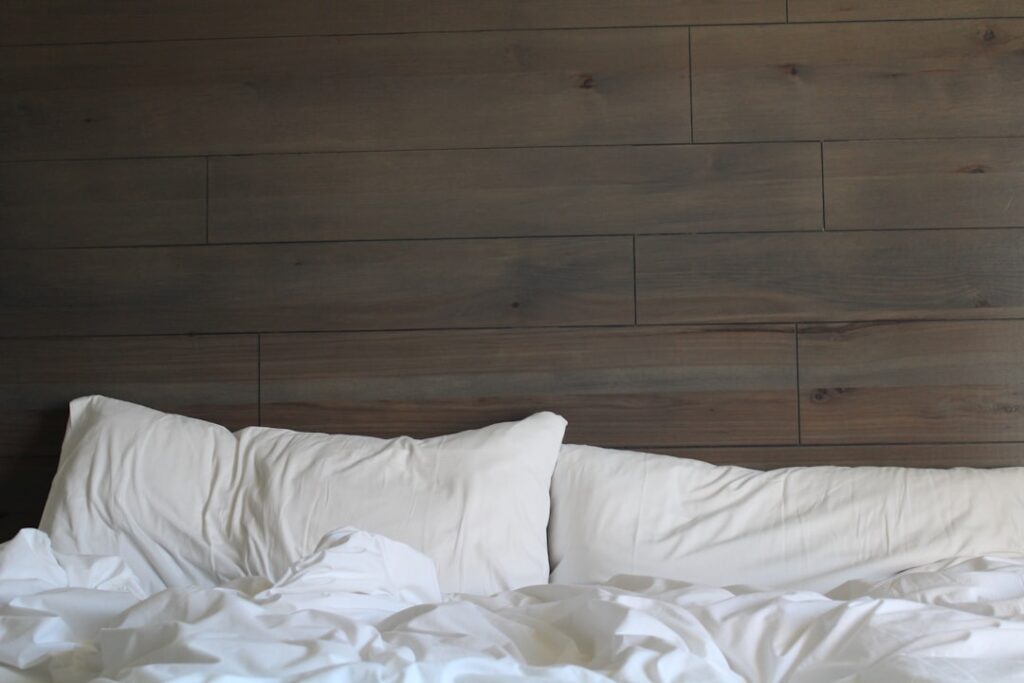 Photo bed vs wooden bed