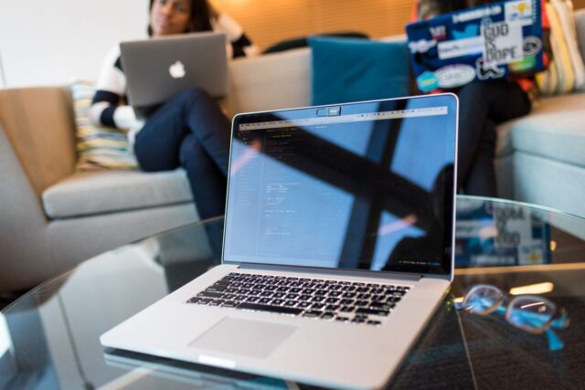 Cum alegi un birou potrivit pentru o configurație cu două monitoare